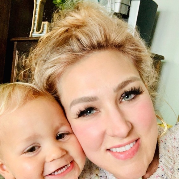 Hi I’m Ashley!! 💜🤍💛 - Picture 6 of 10